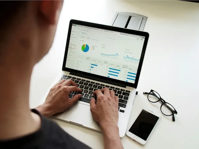 Một người xem biểu đồ lượt truy cập website trên laptop