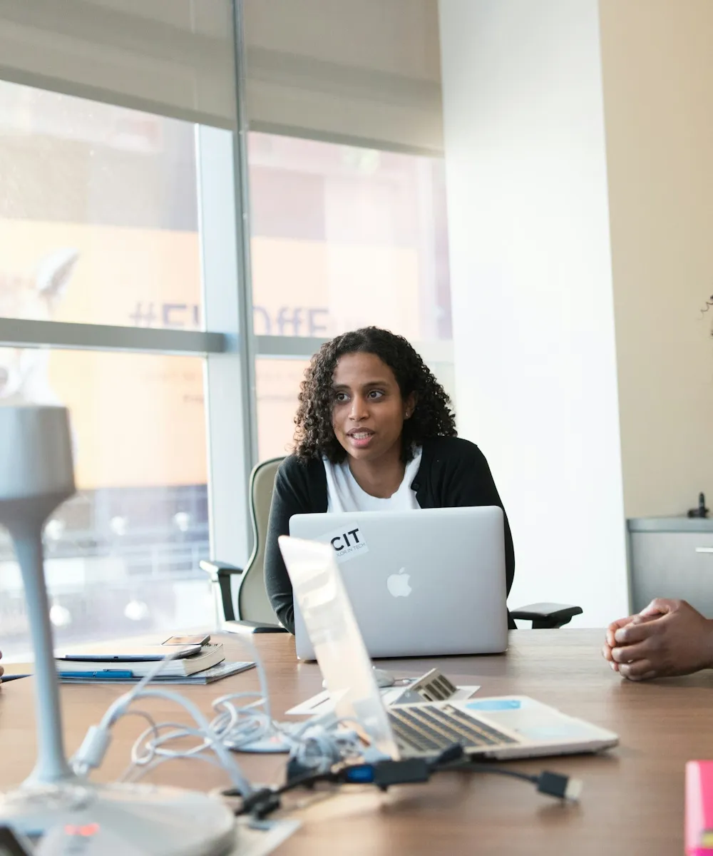 Drie collega’s bespreken samen een contentplan