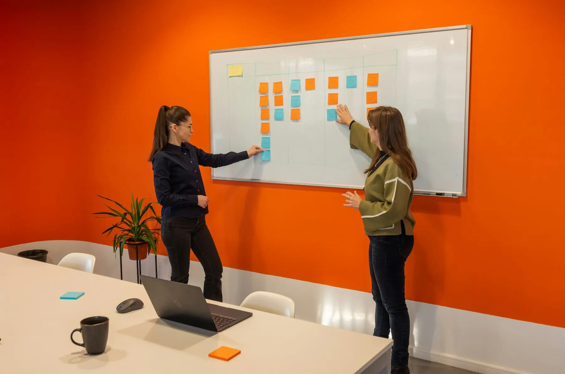 Twee collega’s plannen een campagne aan een bureau