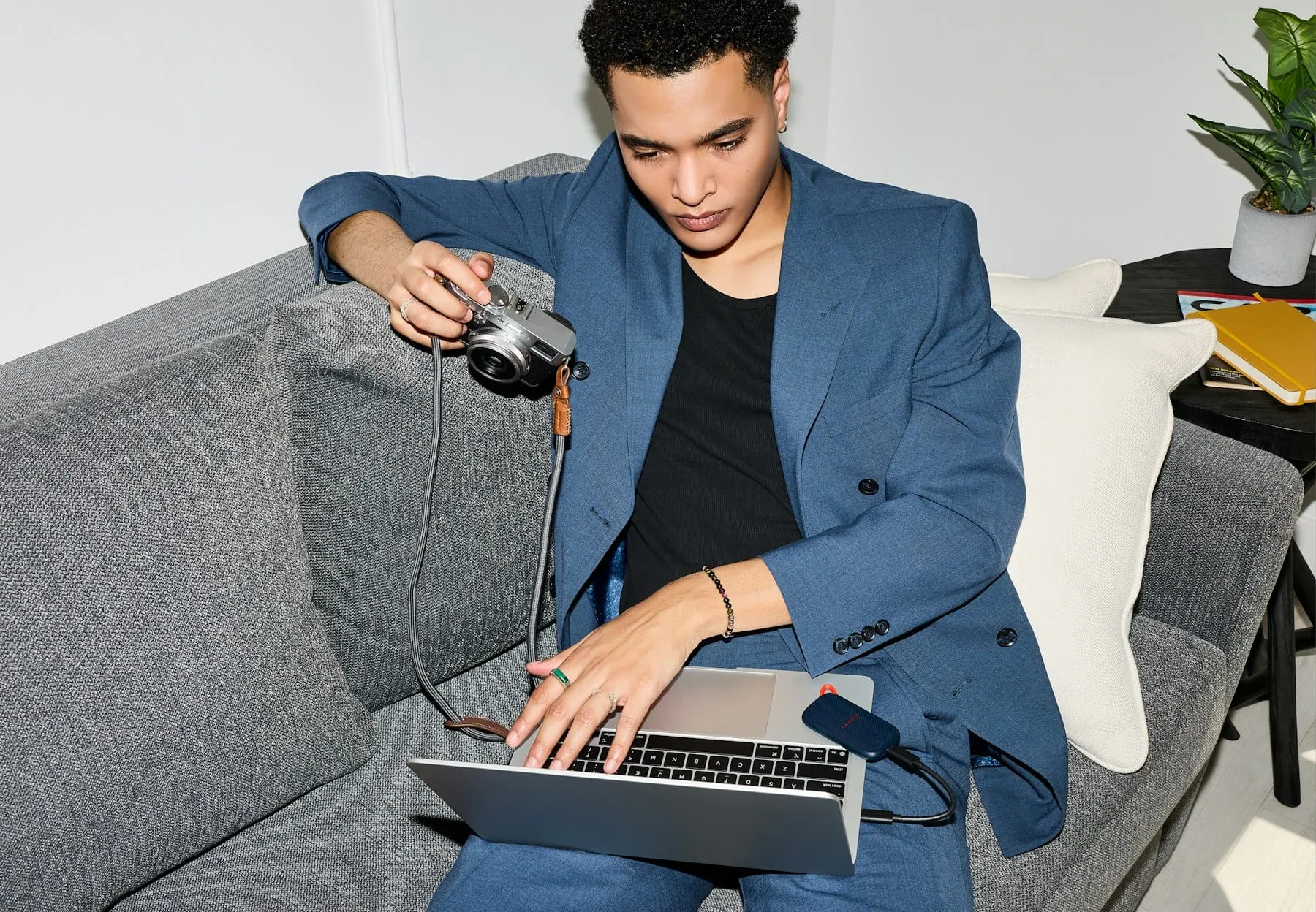 Drie collega’s bekijken foto’s op laptops in een warme studio