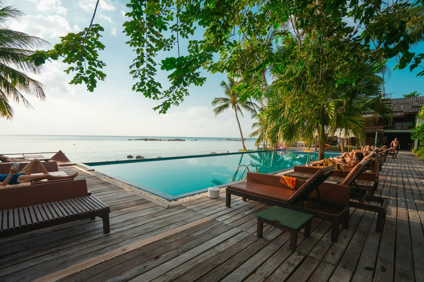 Toàn cảnh Best Western Sonasea Phú Quốc với hồ bơi giữa hàng dừa