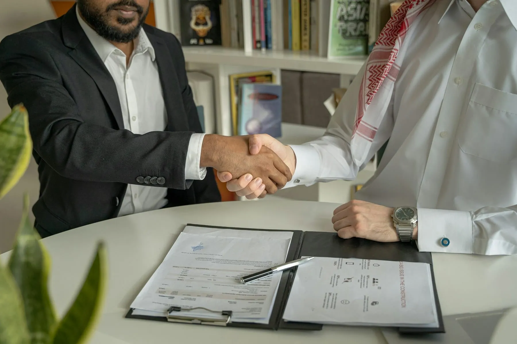 امرأة تبتسم وهي تقرأ على هاتفها
