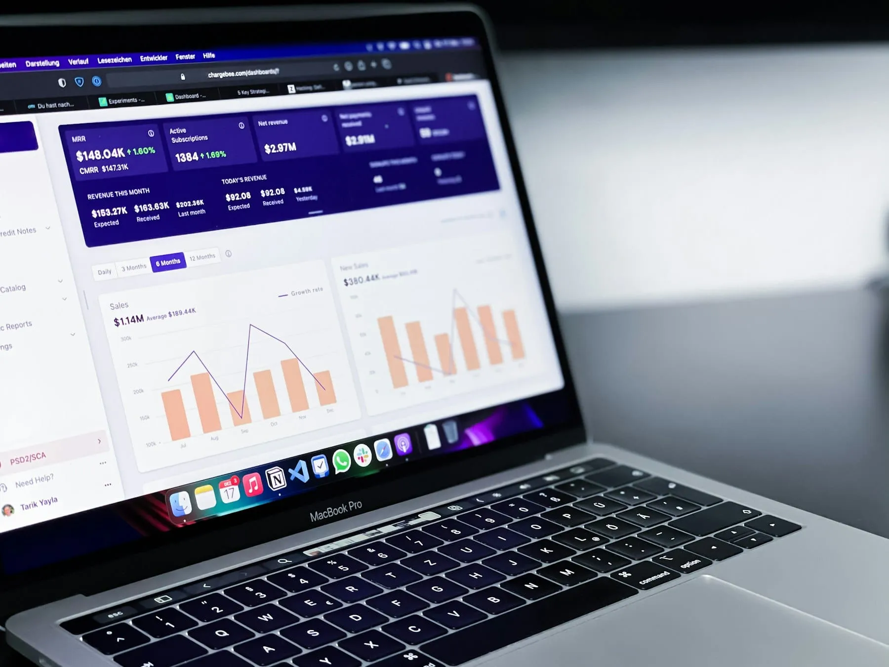 Laptop trên bàn hiển thị bảng số liệu bán hàng
