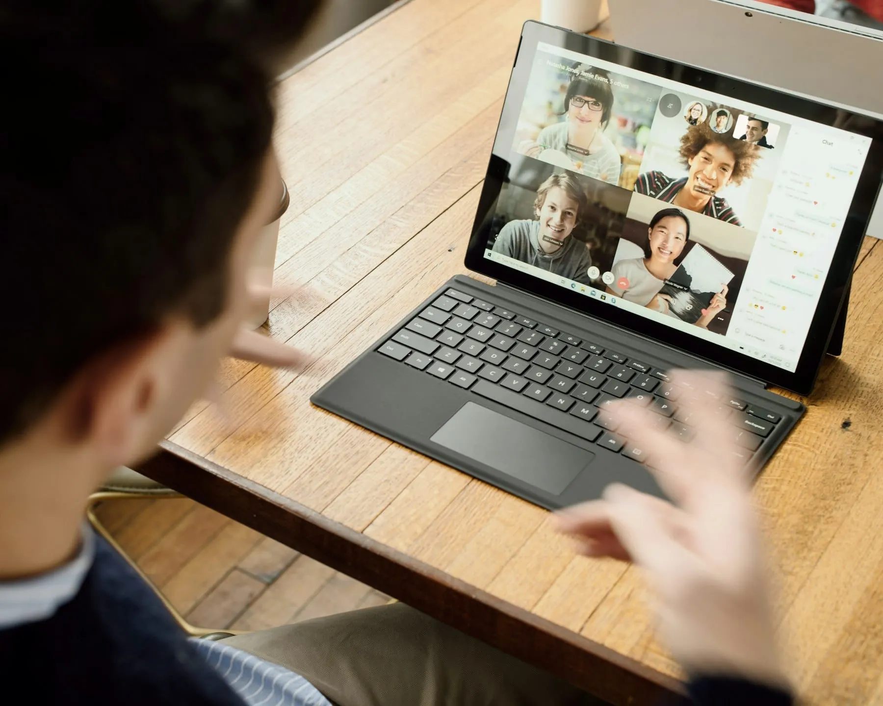Een teamlid in een videogesprek met een klant