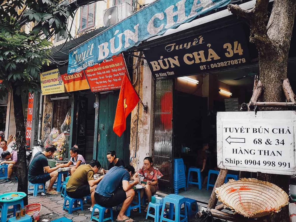 Vietnamese street food vendor illustrating customer retention strategies in hospitality